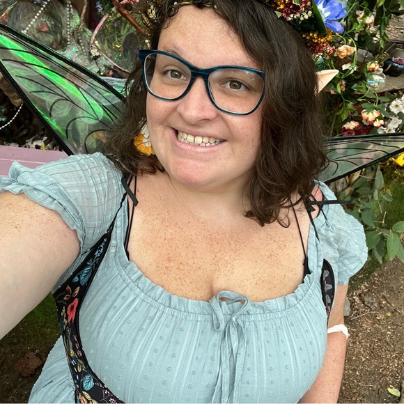 Meet your Posher, Amanda - Picture 3 of 3